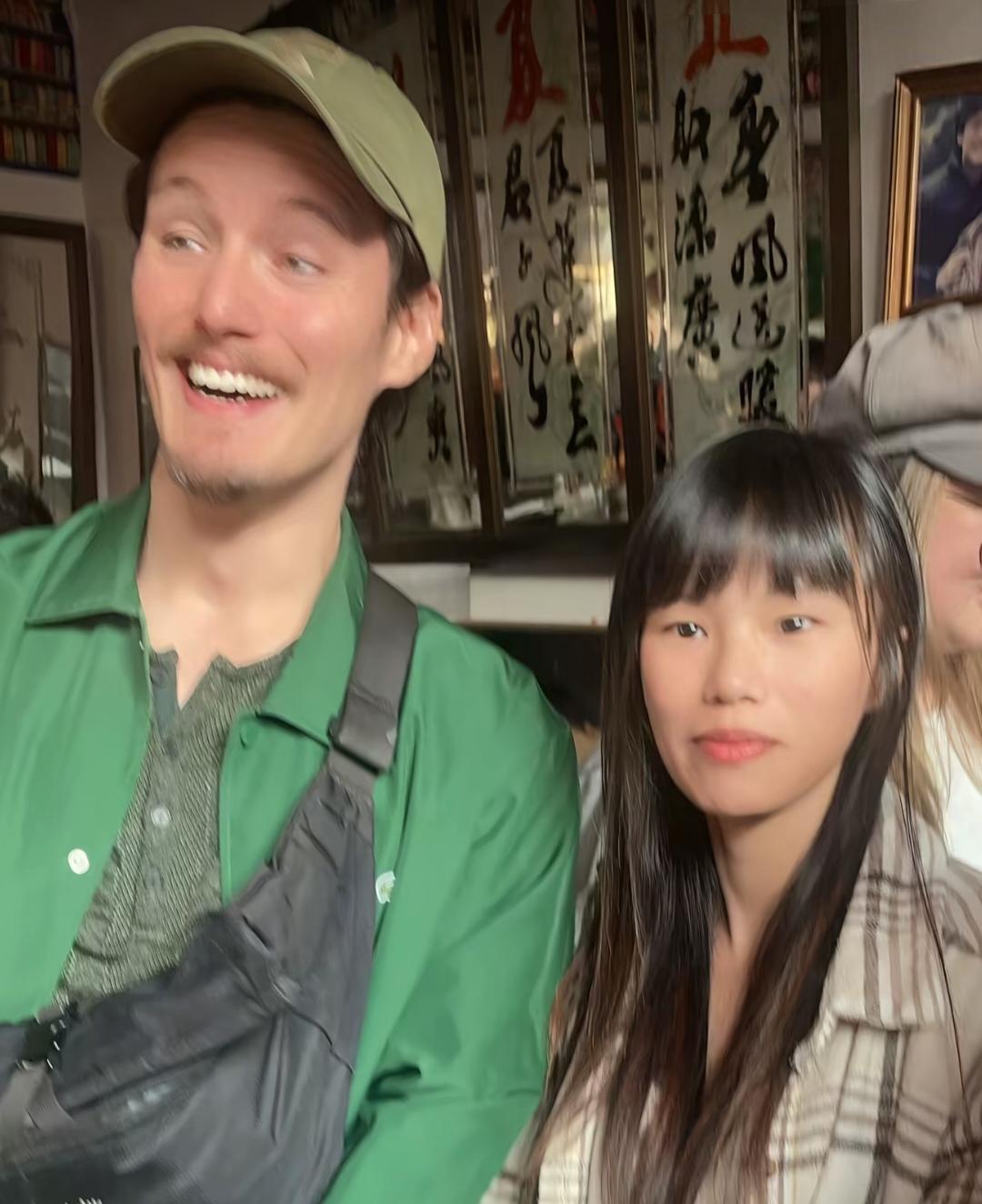 周华健35岁混血儿子周厚安现身汕头祖祠上香祭拜，他的穿衣打扮很有型，身材又高又壮