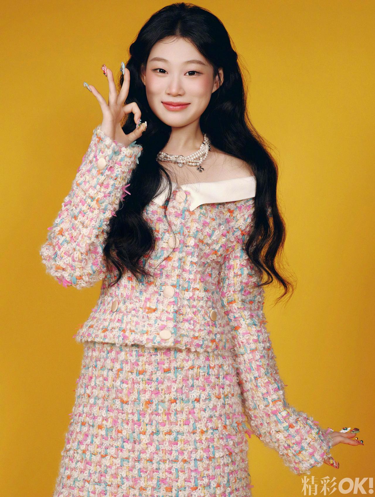 沈佳润，又上新封面了！这次居然不用靠爹，也拍出了超常发挥。

照片中的她甜美灵动