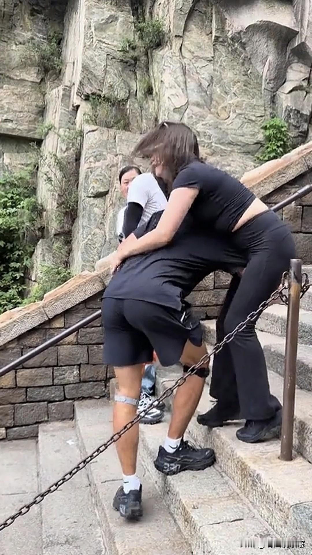 作为女人，还是要有点边界感吧，爬个山爬不动你可以休息或者不怕，穿个这样的修身裤，