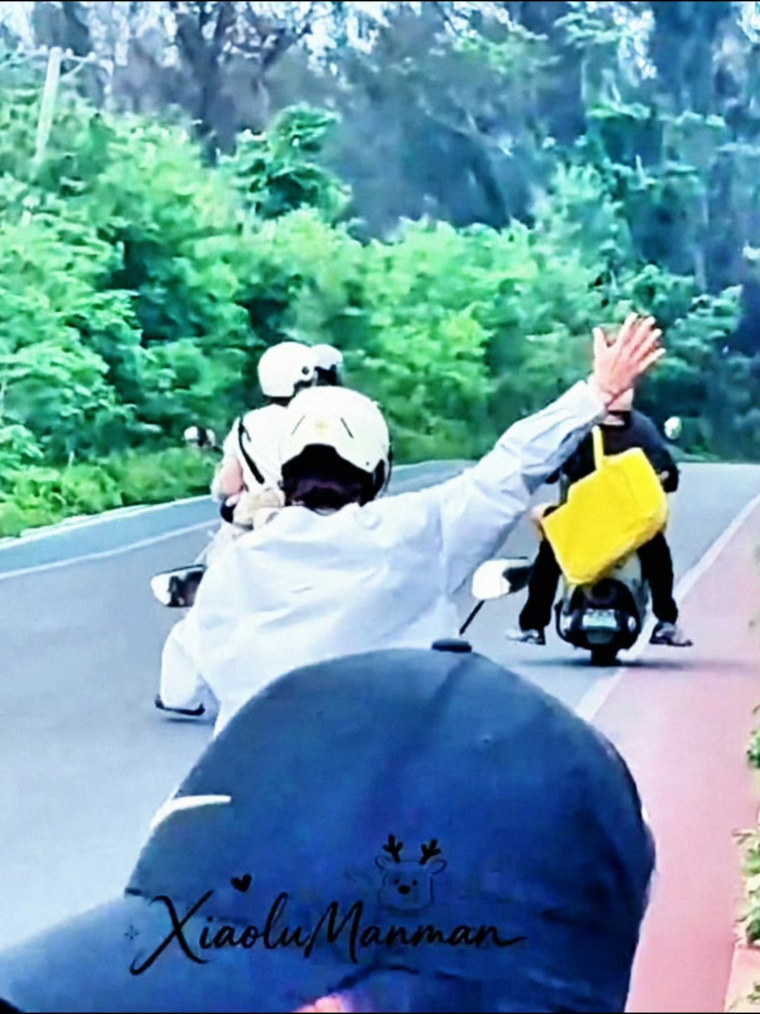 谁懂鹿晗挥手这一下 五哈路透里鹿晗骑车挥手这一下真的太戳人了，下意识的温柔最动人