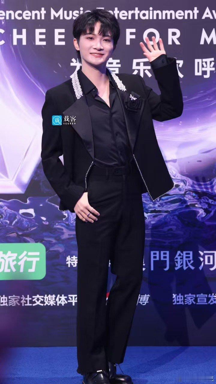 周深你是马里奥吗周深红毯蹦跳萌翻！“马里奥”式收尾+长句连说，巡演必须冲 ​​​