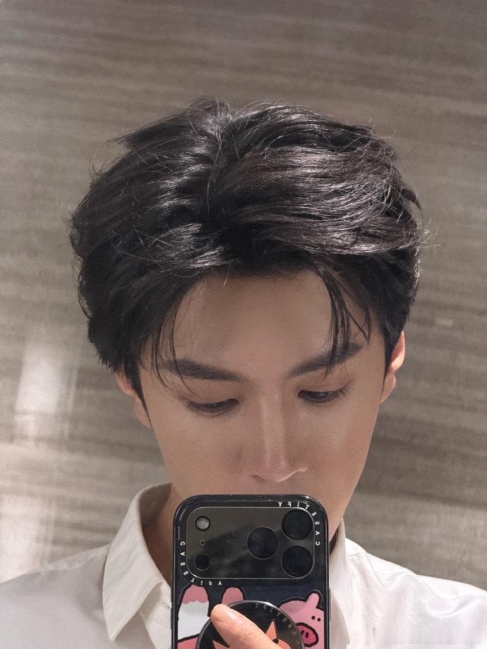 陈哲远对镜头点赞逗笑沈月 对镜自拍上新了陈哲远对镜自拍界最严厉的父亲  陈哲远对