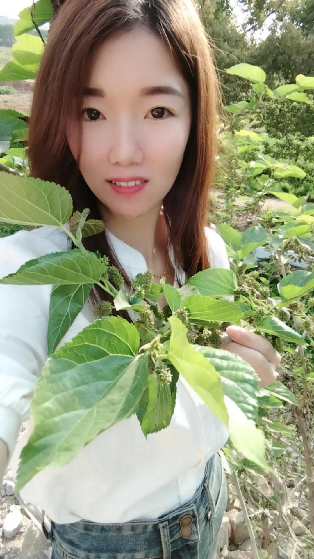 凌晨的路灯陪我回家。月亮好像在问我累了吗？原来成年人的世界如此复杂。生...