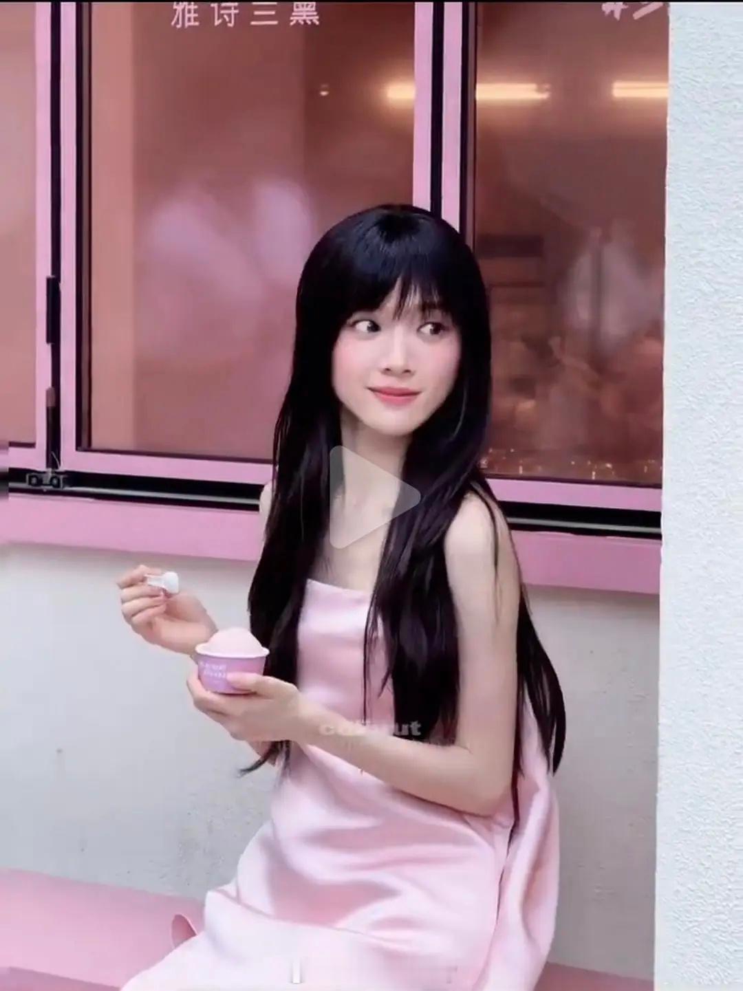李思潼拿下雅诗兰黛彩妆挚友💄 