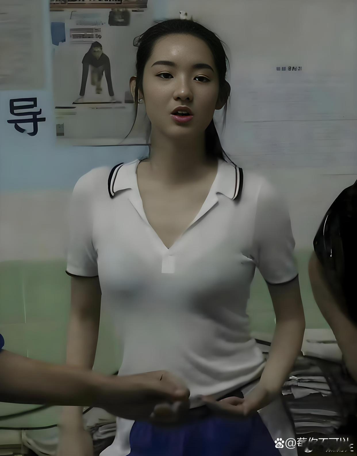 王玉雯穿中学生校服的样子。 