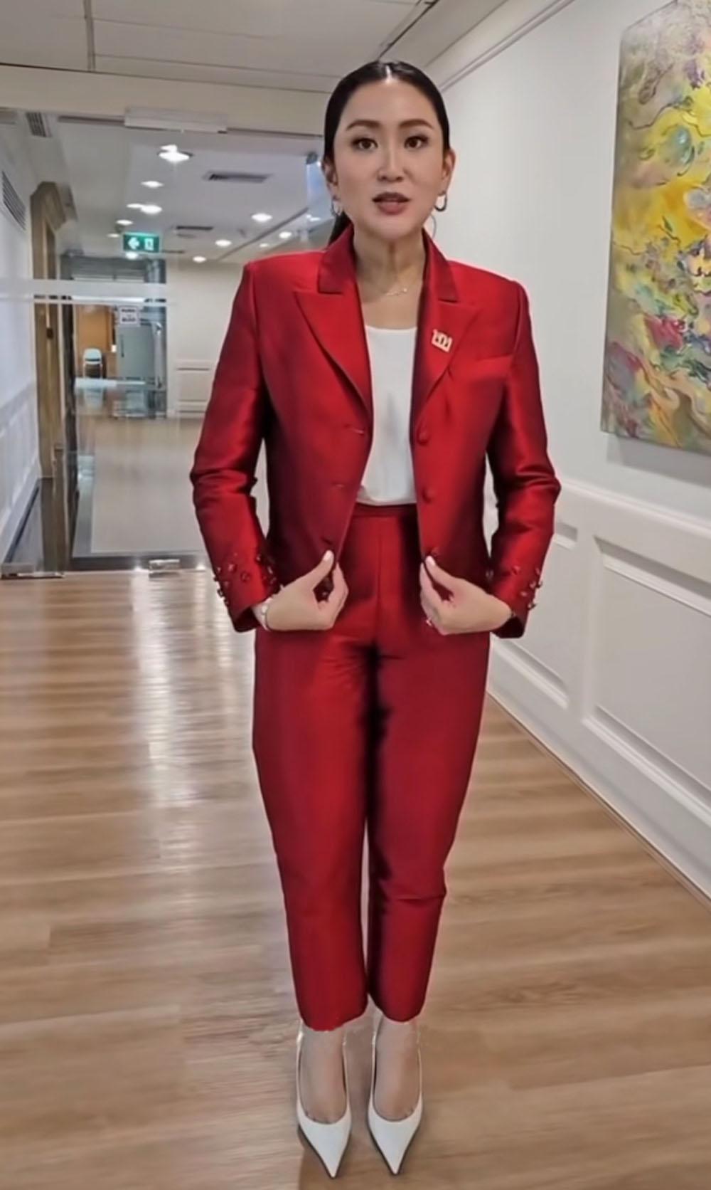 佩通坦穿了一身中国红西装，喜庆又漂亮，以庆当选文化部长！
佩通担又展示她的新衣服