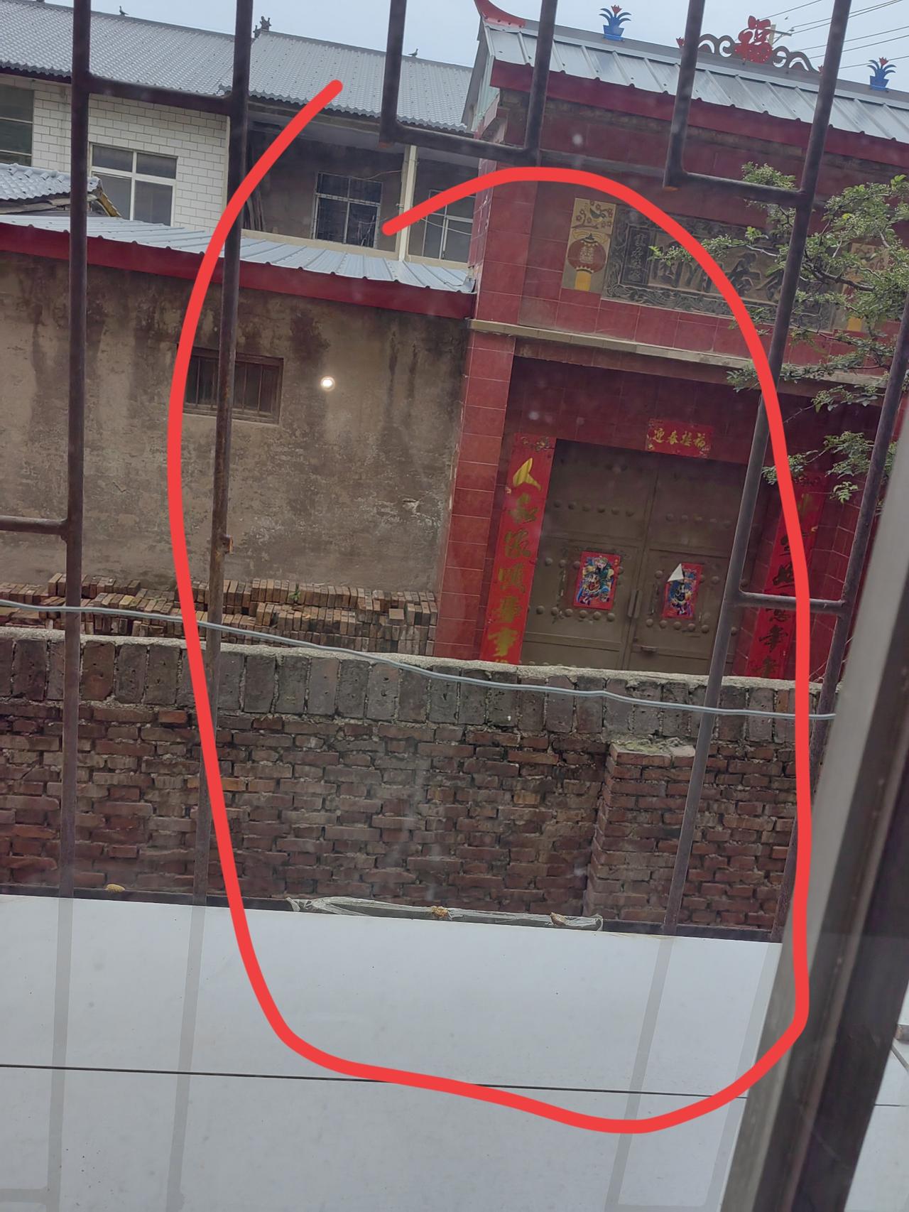 离婚独自带两个女儿，父母来到我这里，指着防盗窗质问我:“是谁把这里弄个大窟窿”，