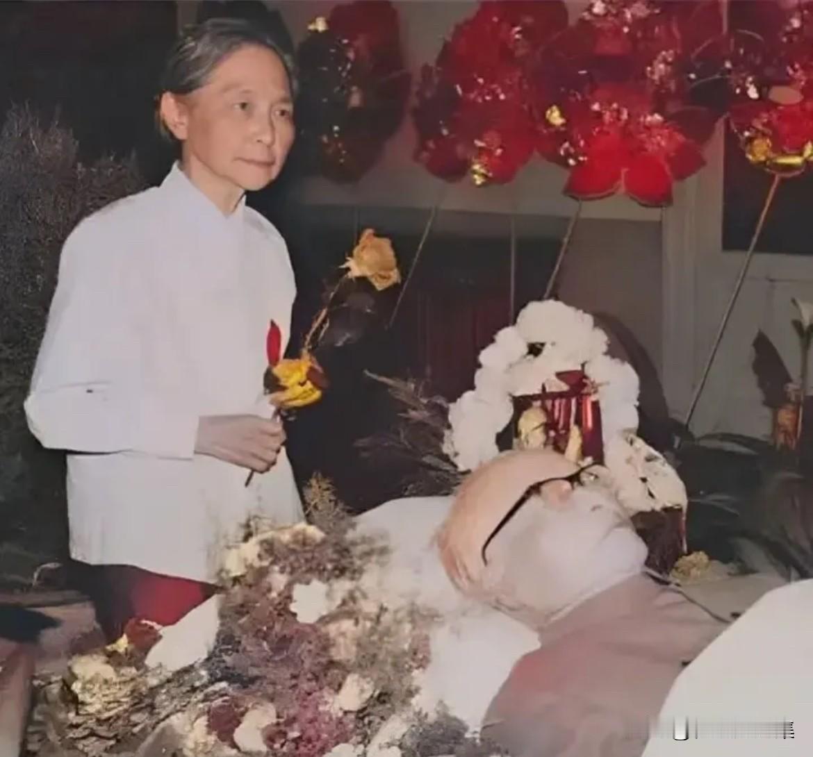 1988年5月18日，在北京八宝山公墓礼堂为文学大师沈从文先生举行的遗体告别仪式