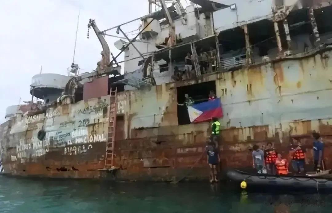 终于开始行动！在南海仁爱礁，中国敦促菲律宾拖走“坐滩”军舰！

近日，南海再次成