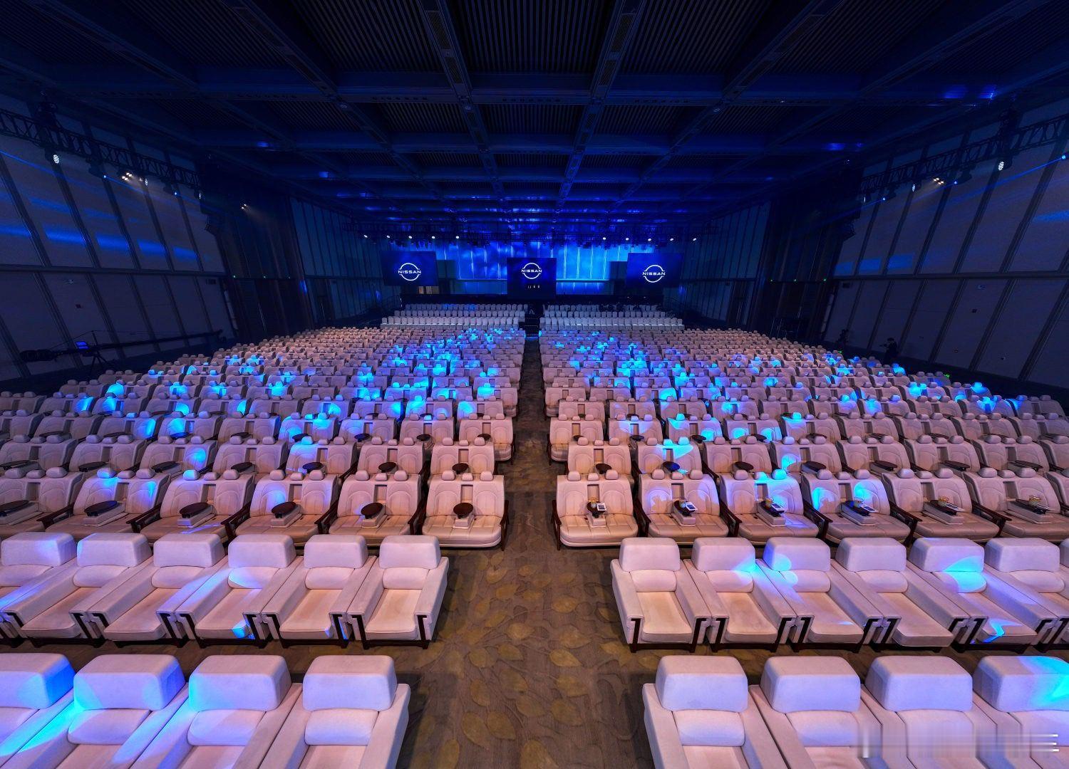 开箱百万级后排大沙发  日产的大沙发已经安排上了，是发布会同款哦，相信不少大佬也