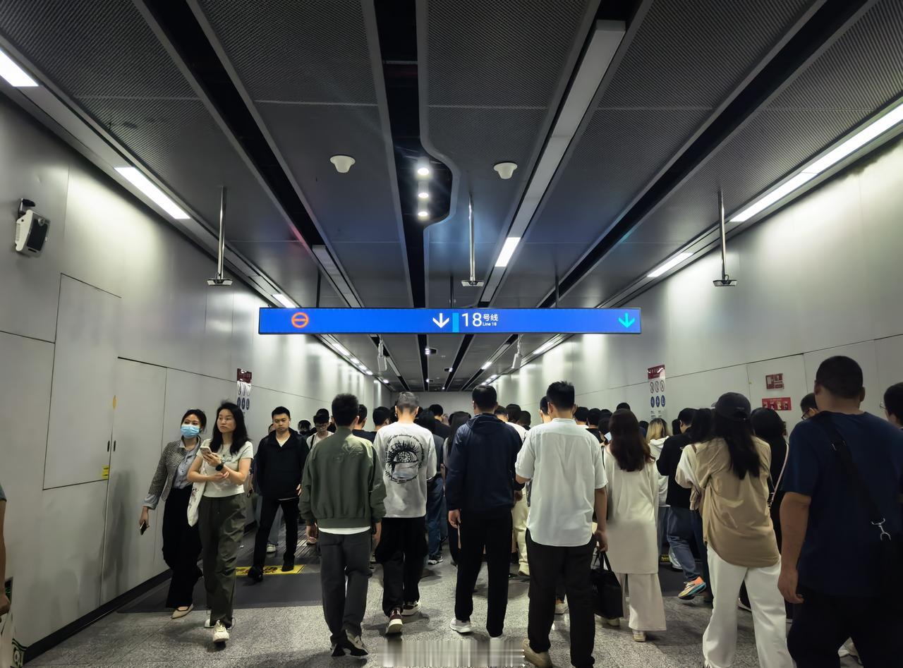 成都地铁早高峰已来临，早高峰期间，请有序排队搭乘扶梯，乘车请先下后上注意安全哦~