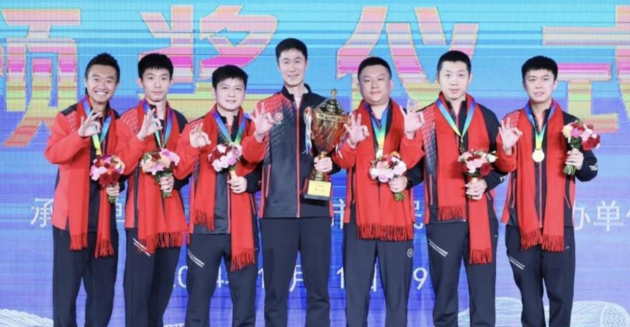 太尴尬了，这张充满喜庆、铺满OK的合照中，我居然只认出了王励勤、樊振东、周恺、许