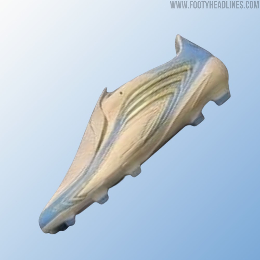 梅西世界杯战靴谍照曝光。这款名为“最后的探戈”的战靴，专为梅西征战2026年世界