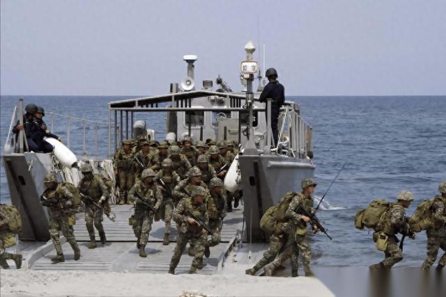 谁能想到，美欧这回是真的撕破脸了。美军在那头搞海上“黑箱操作”，特朗普在这头拿撤