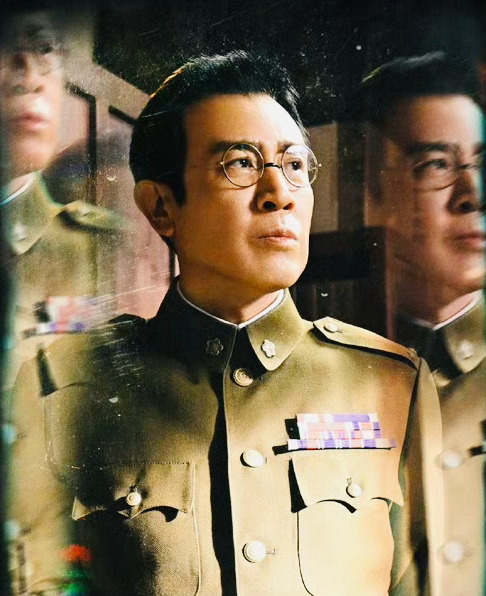 戴眼镜和穿制服的于和伟更显沉稳和帅气！