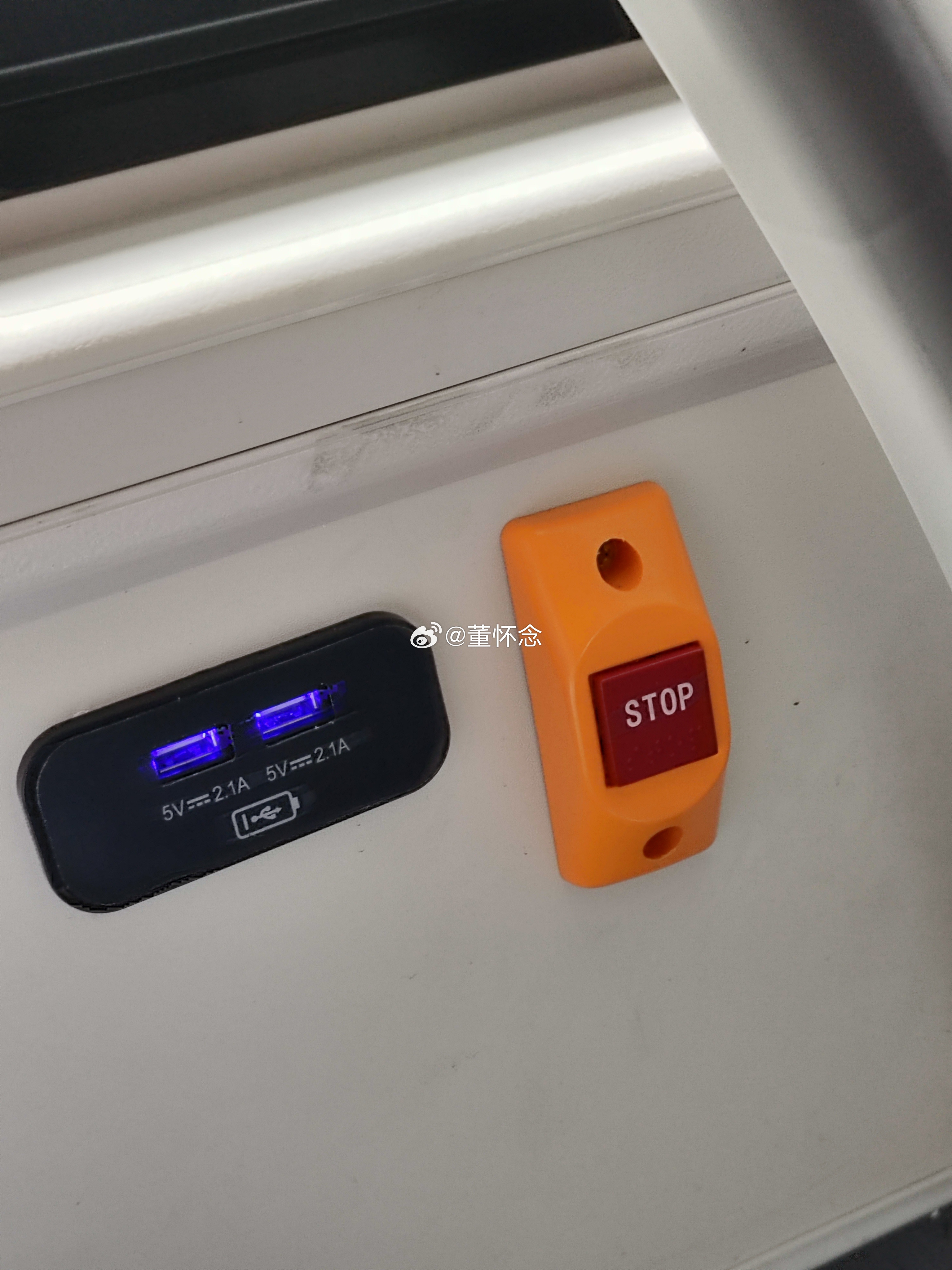 好久不坐公交车了，这么高级了啊[笑cry]每个座位边上都有充电插口。​带我女儿西