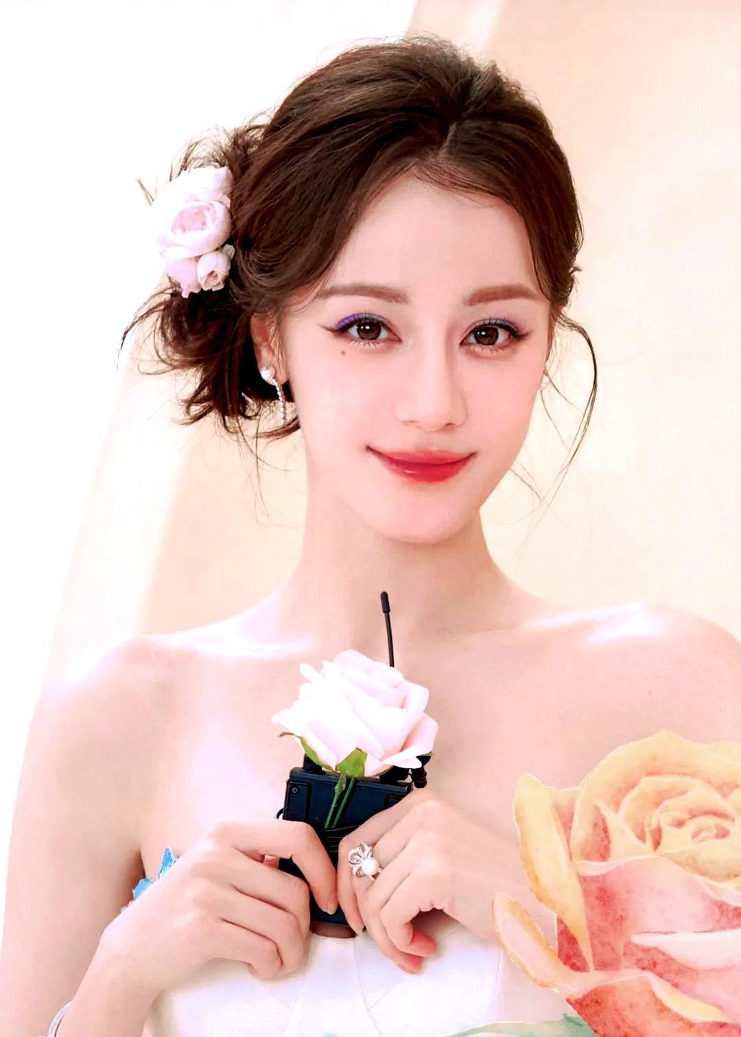 迪丽热巴被困迪拜机场第4天，Dior大秀开场了。
 
她一个人坐在候机区，身边只