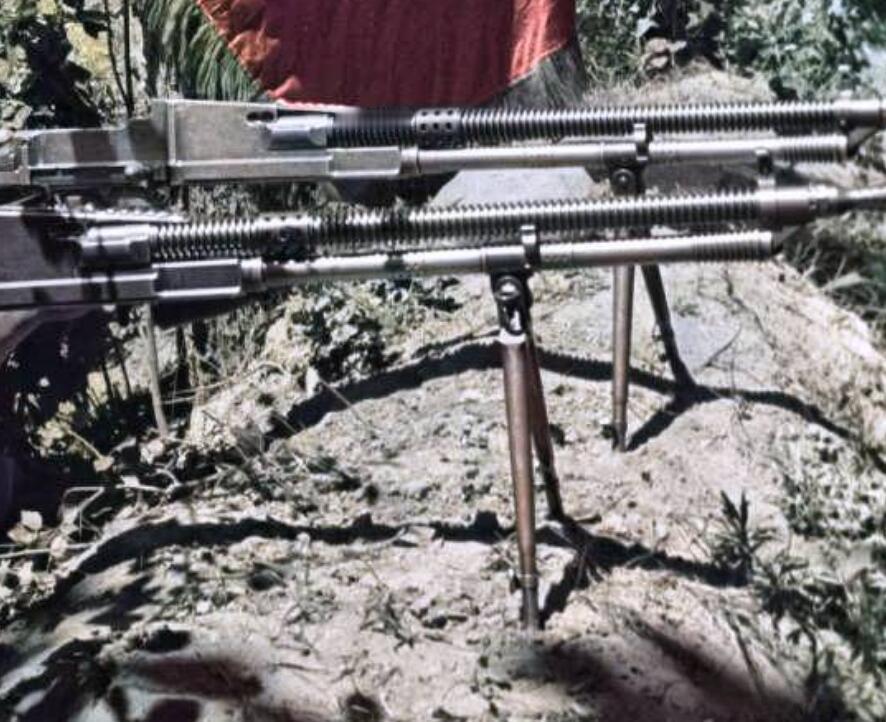 装备9挺轻机枪的步兵连，为何在作战中，会只带6挺作战？
 
这不是装备不够，也不