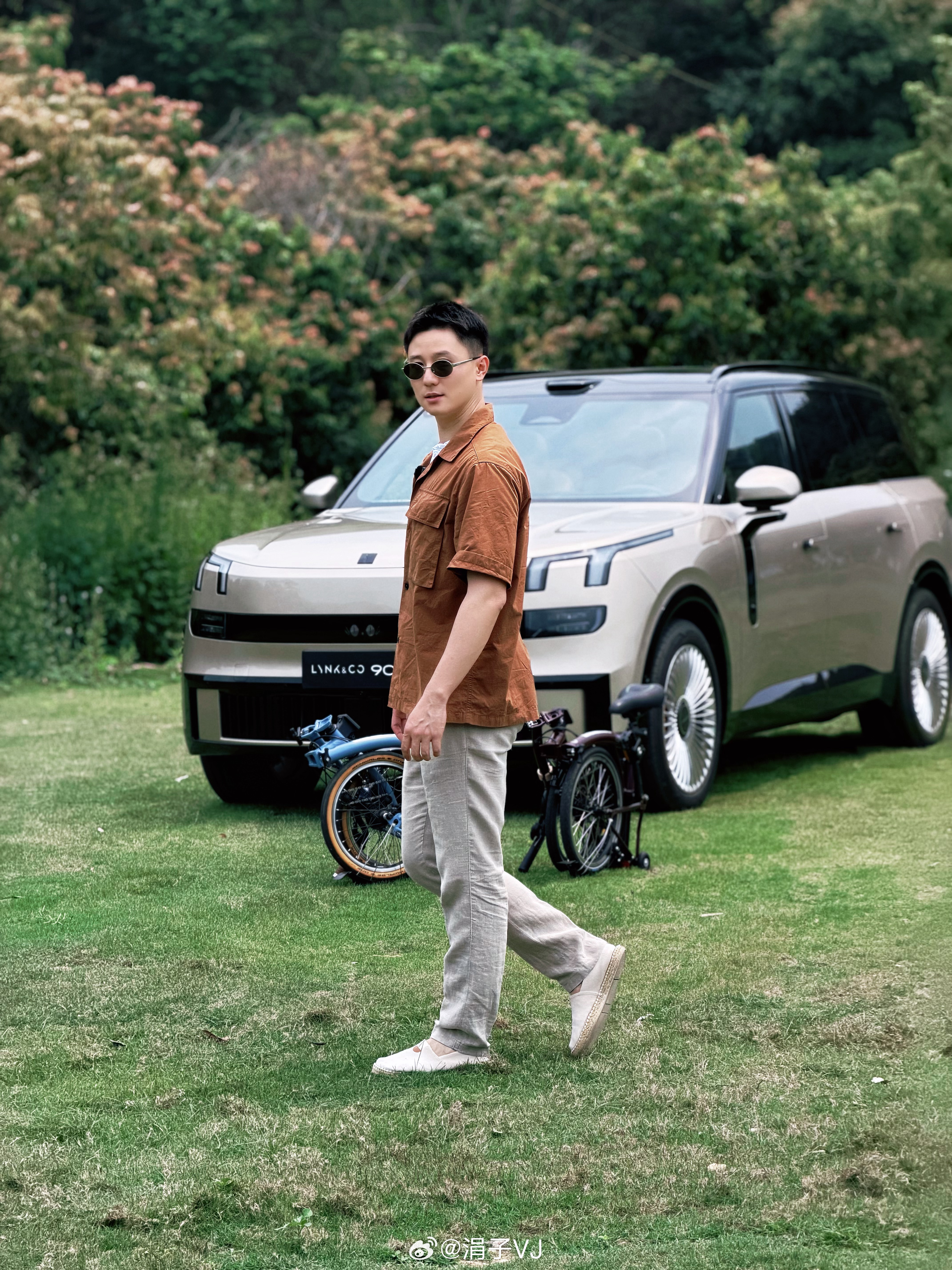 领克900大六座车主自己也越发喜欢900的外观、大气耐看，但真的更喜欢五座版的新