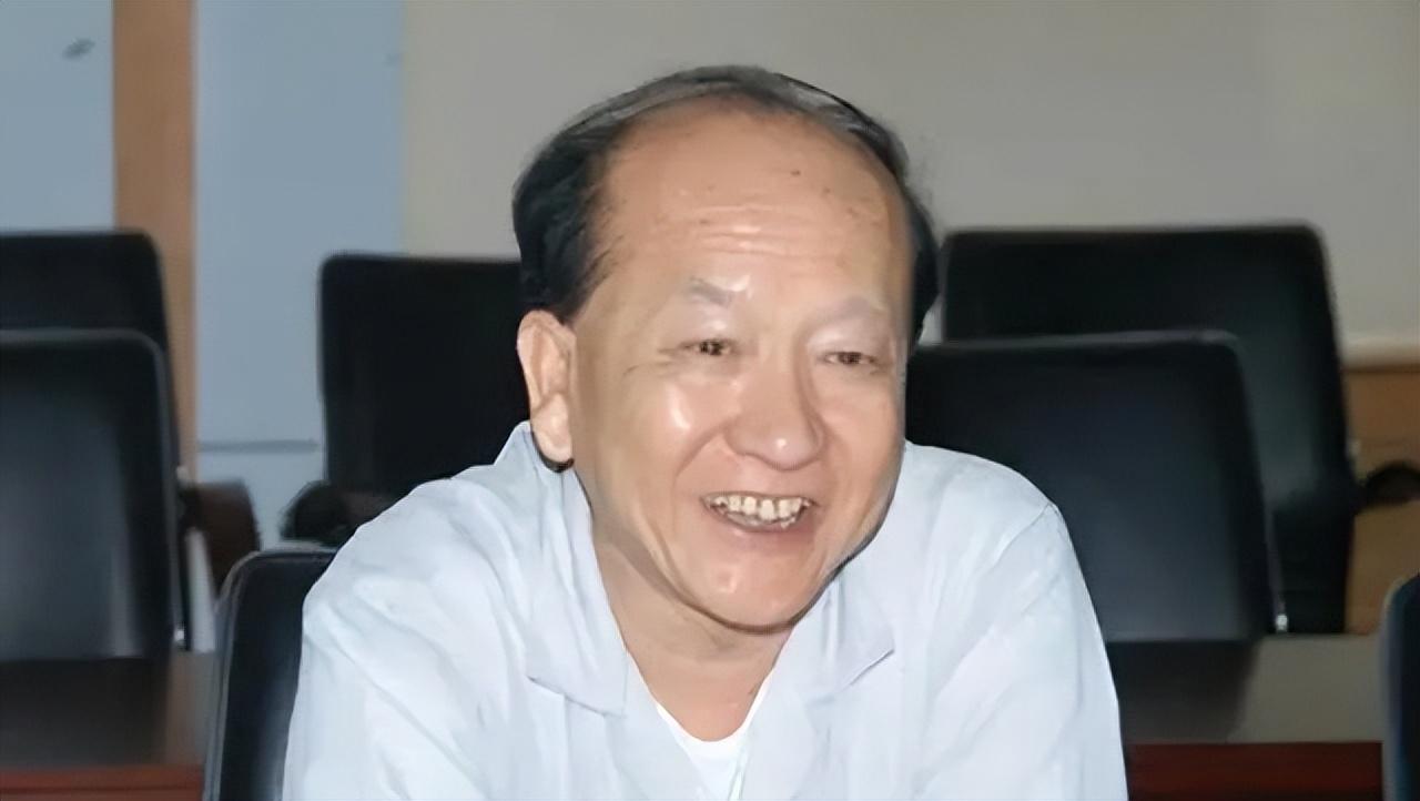 他20岁参加工作，毕业于东北工学院机电系。50岁任甘肃省省长。53岁任福建省委书