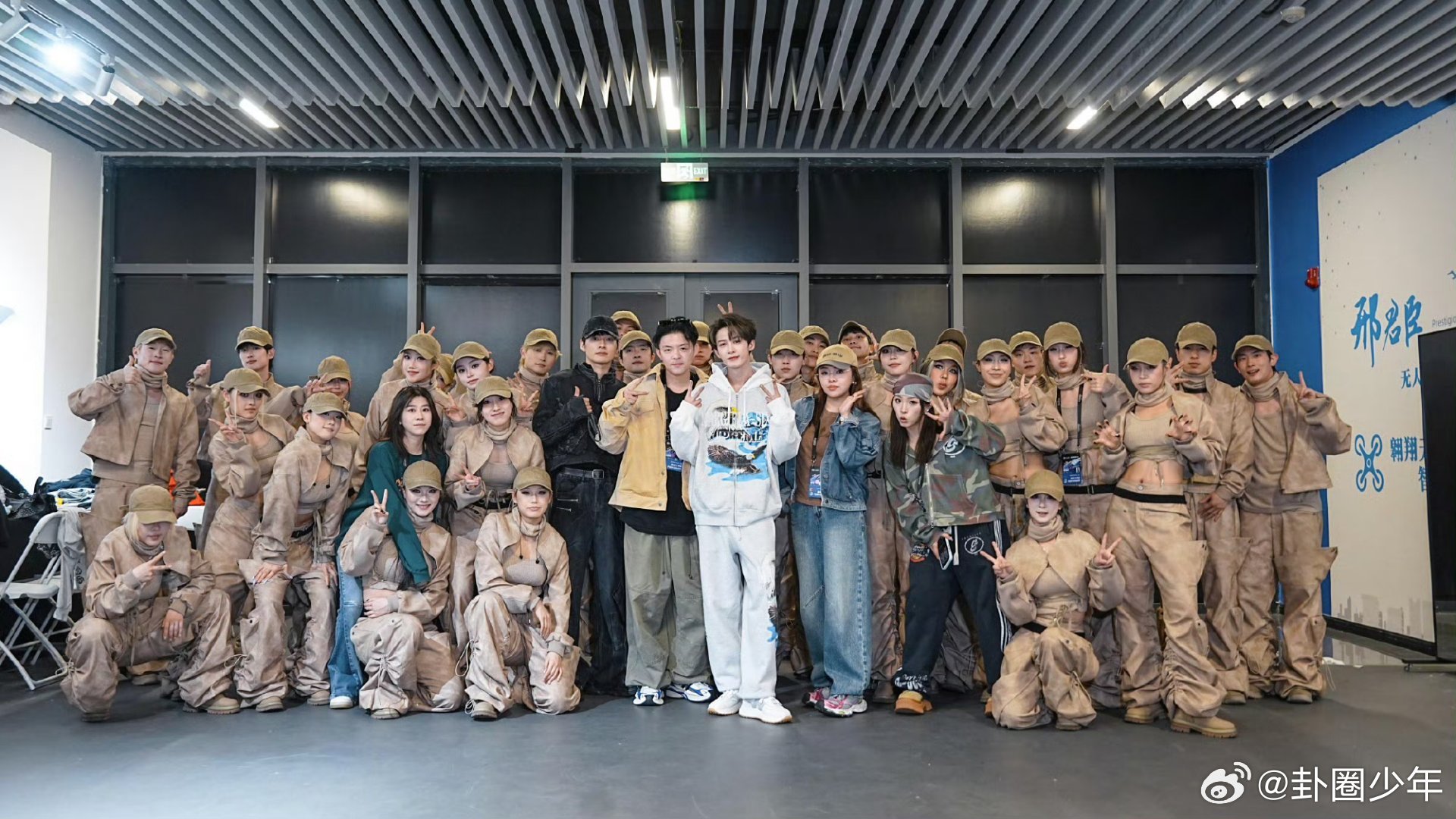 檀健次和舞团工作人员大合照檀健次和舞团工作人员大合照，出众颜值自带高光，帅气又有