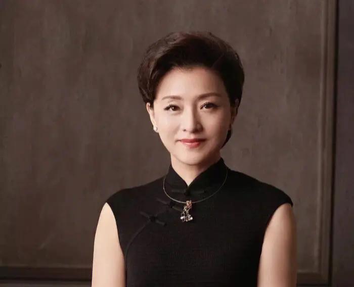 “你对工作时穿比基尼有何看法？”面对尖锐问题，杨澜想：说穿，形象不端庄，说不穿，