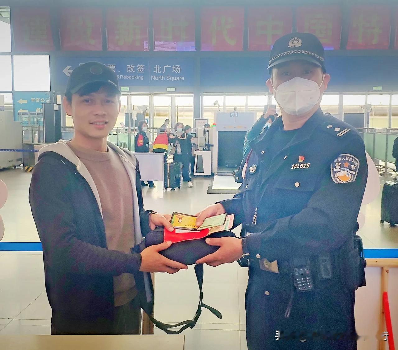 进了南宁东站，刚在二楼坐下吃粉，就接到了南宁东站铁路派出所的电话，问我上车了没有