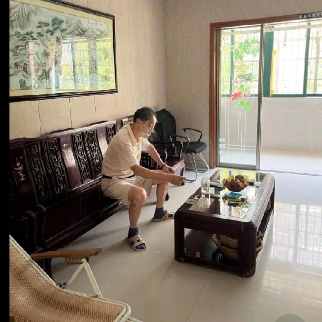 今天是清明，老天没有让我们看到“清明时节雨纷纷，路上行人欲断魂”的场面，但晴空万