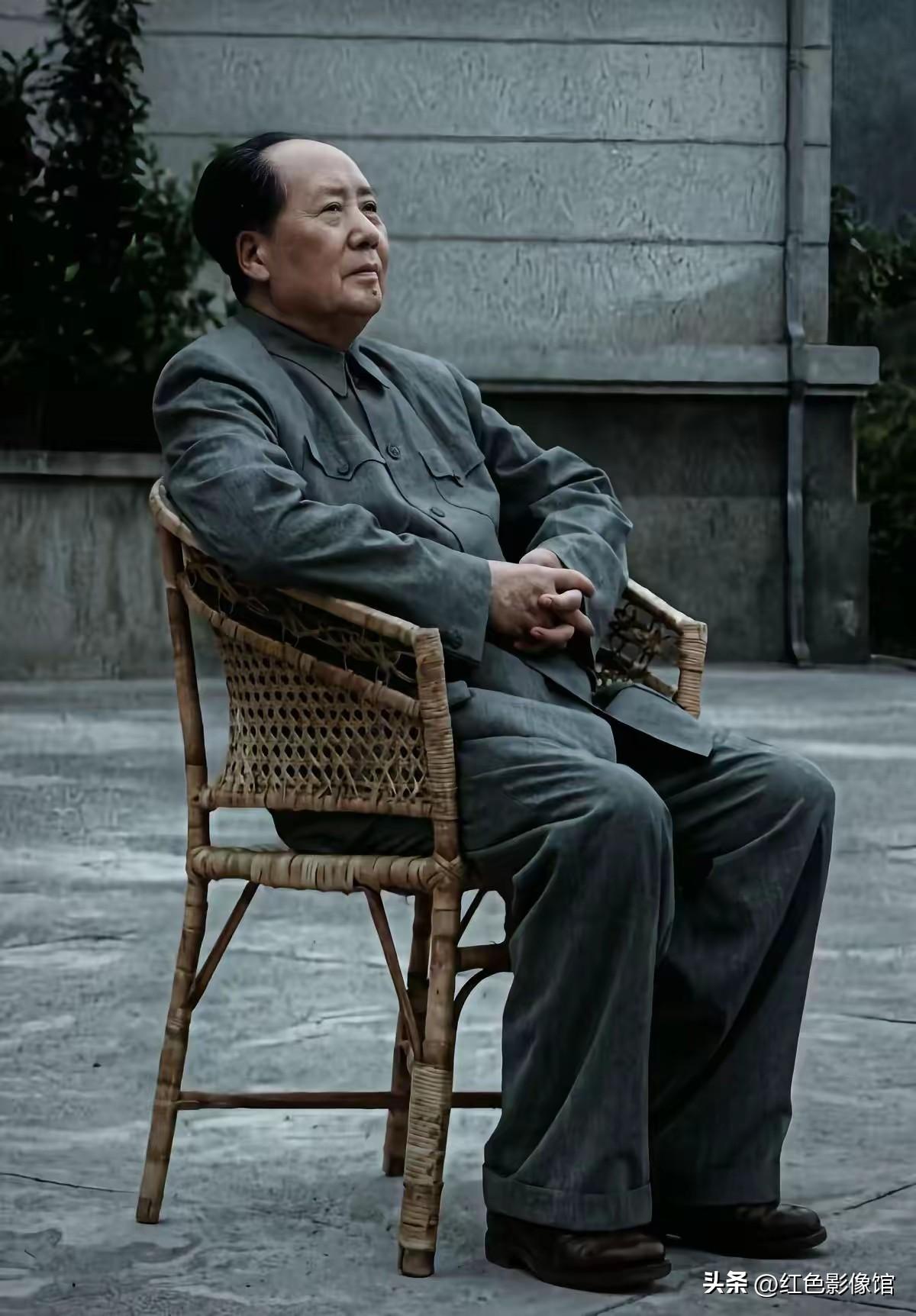 面容沉稳祥和，额头宽阔，目光望向远方，眼神深邃悠远，藏着胸怀家国、心系人民的博大