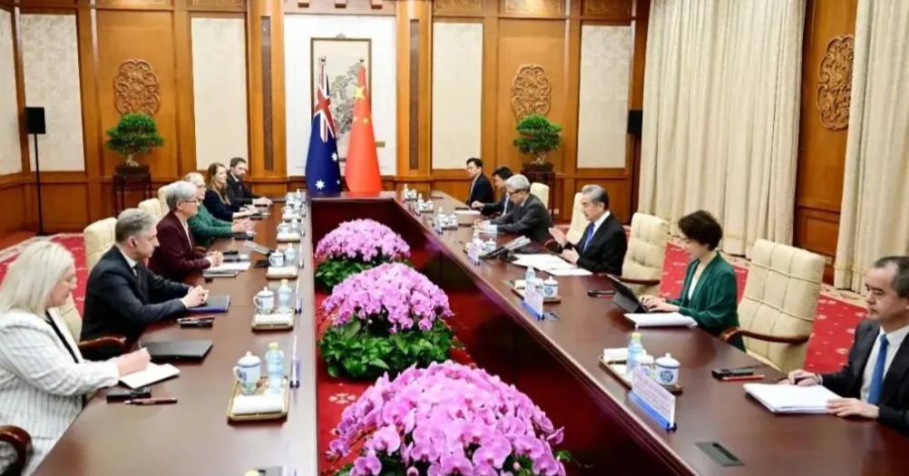 澳大利亚外长的外交表演刷新了外界的认知。
在马尼拉的双边会见中，澳大利亚外长黄英