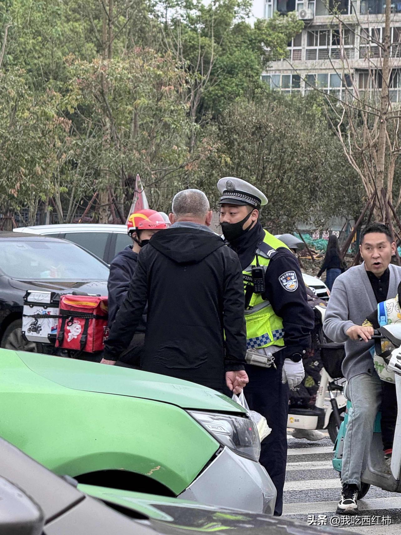 无敌老人
早高峰拥堵路口交警认真指挥这老头强行闯灯通过所有车辆停下来等他 交警上