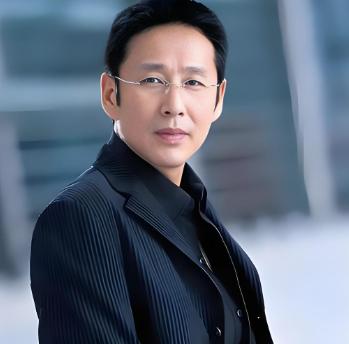 发现一个奇怪的现象：

一个家庭，如果爸爸挣不了大钱，
只要妈妈不和老公闹，
爸