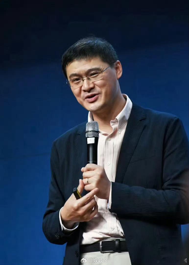 读书是全年不落幕的对话读书最迷人的地方，就是把姿态放低。罗翔说得对，翻书不是为了