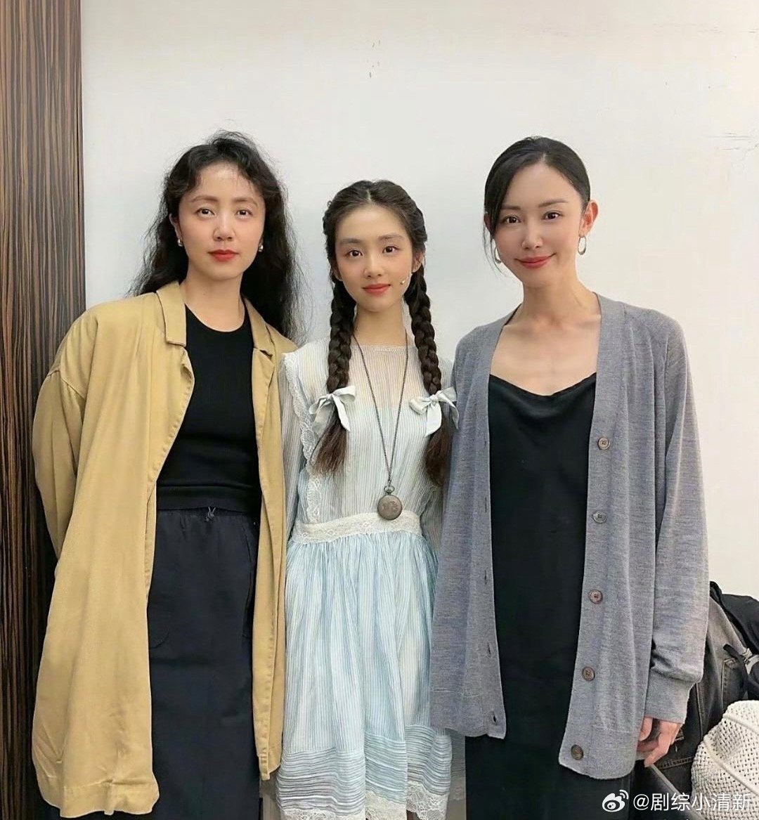 最近，黄磊大女儿多多和何炅一起演话剧，看来妥妥要进娱乐圈了，不过她确实漂亮了，比