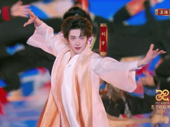 刘宇和侯明昊春晚舞台动图 好有舞台感染力[赢牛奶] 