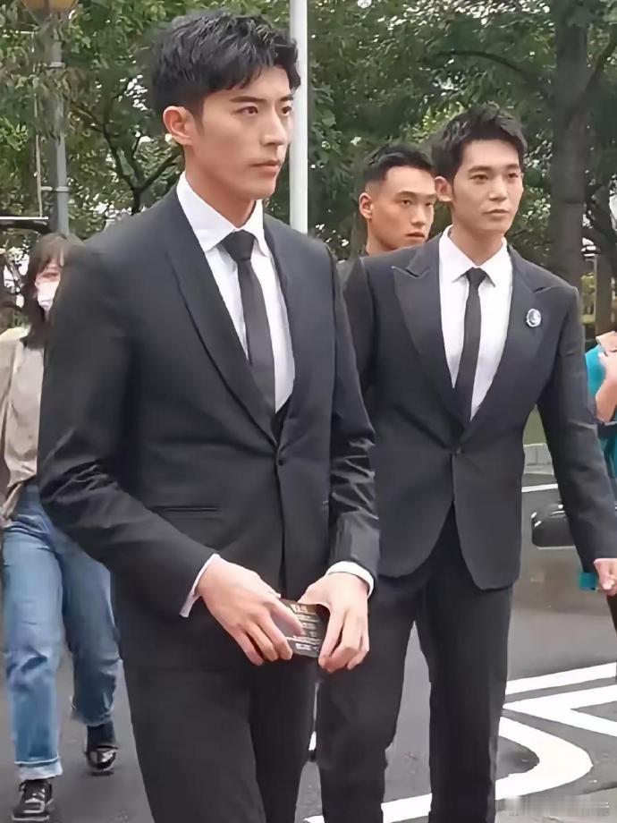 当年的于适还不出名，而现在和徐开骋调换了位置 ​​​