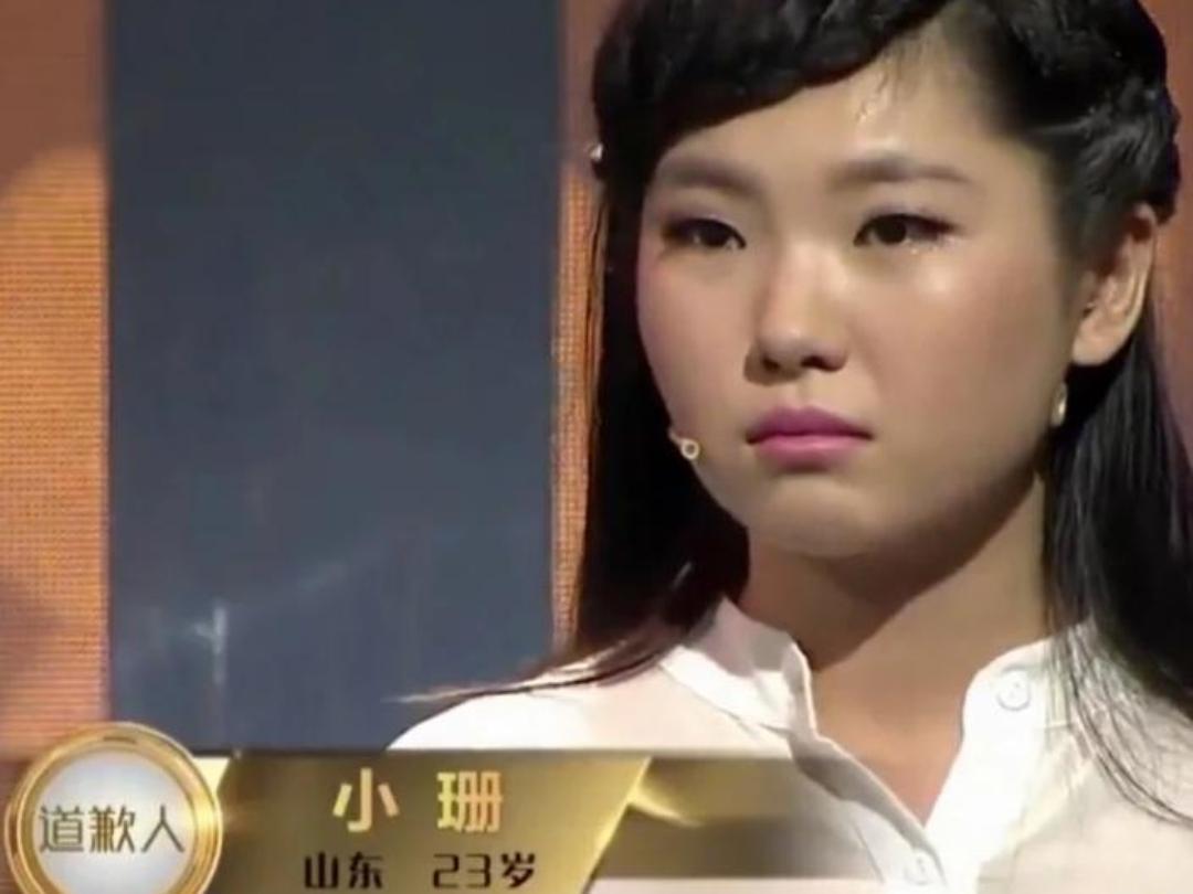 山东1女孩父亲早逝，母亲瘫痪，她辍学打工，遇到1陌生男人资助她上学，谁知，上大学