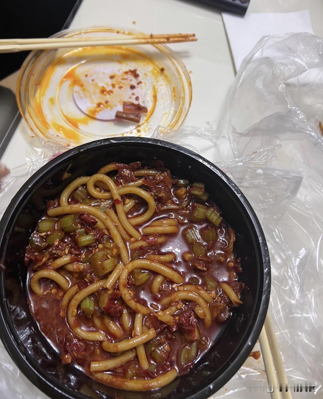 令人作呕！外卖炒米粉吃出烟头，餐饮底线何在？

真的被气到无语，这辈子吃饭都没这
