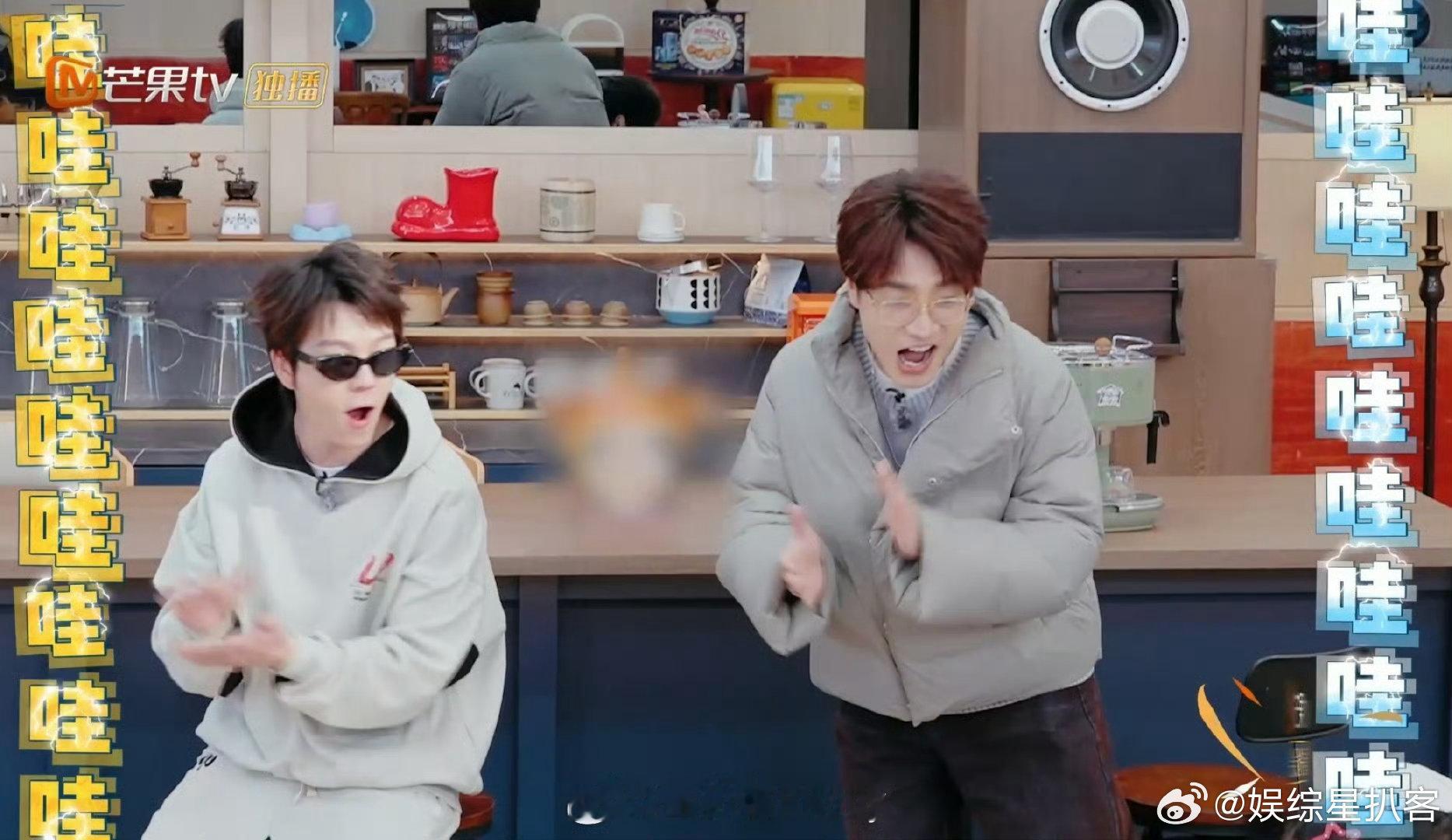 该配合苏醒演出的哥哥尽力在表演快乐老友记全程笑到捶桌！苏醒变魔术，哥哥们配合表演