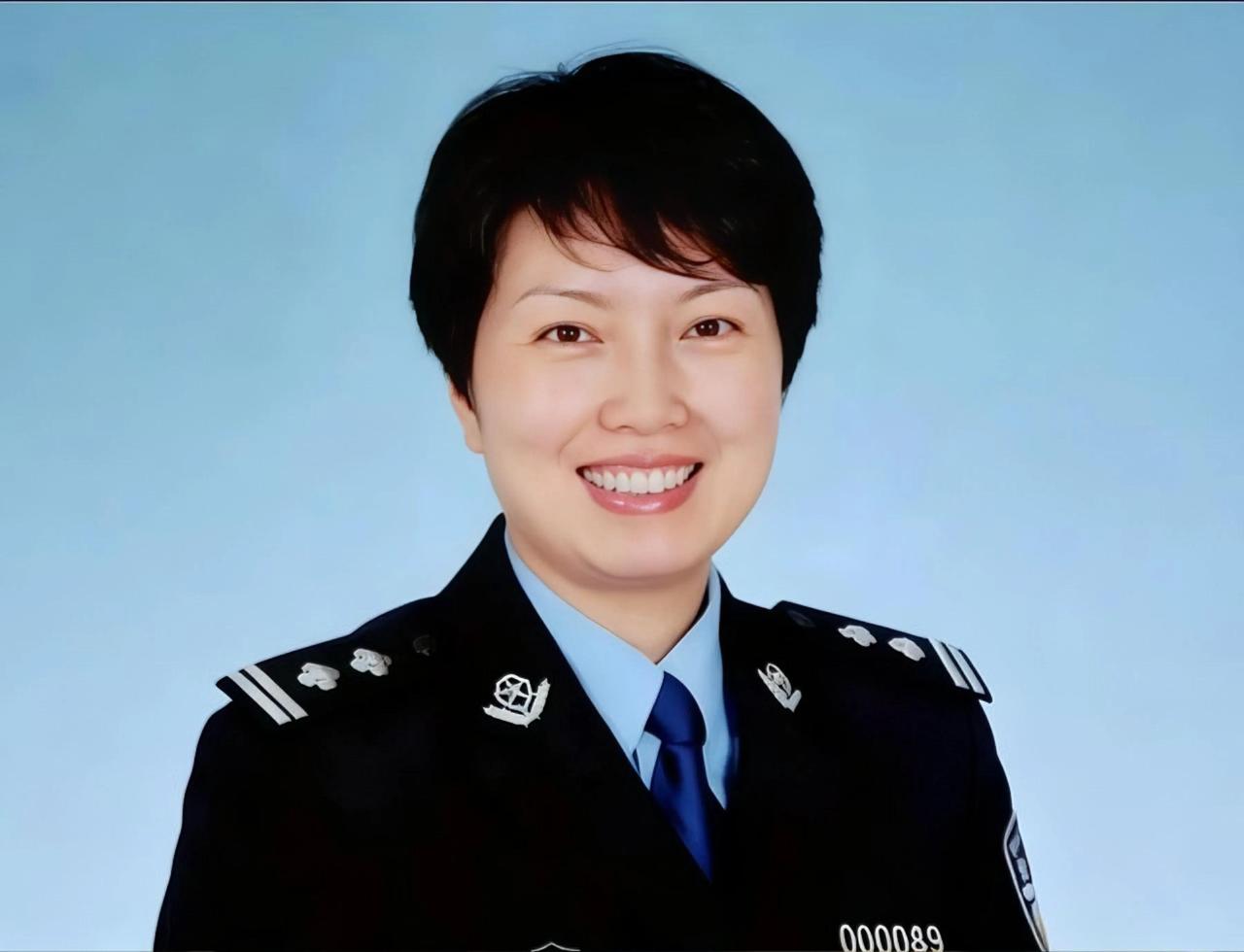 手握实权贪心起
糖衣炮弹张口吃
屋里金山山重山
还装两袖轻风人
象江燕这种手握实