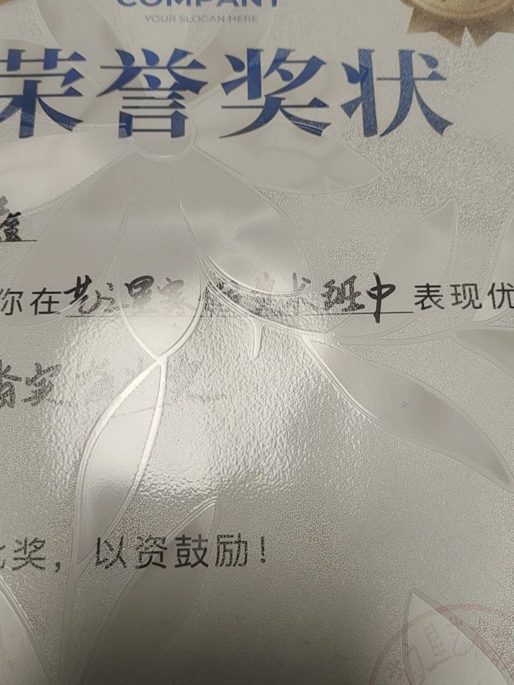 明天不用上课了。
看着儿子回家开心的样子，跌倒在沙发上，开心的都快跳起来了，明天