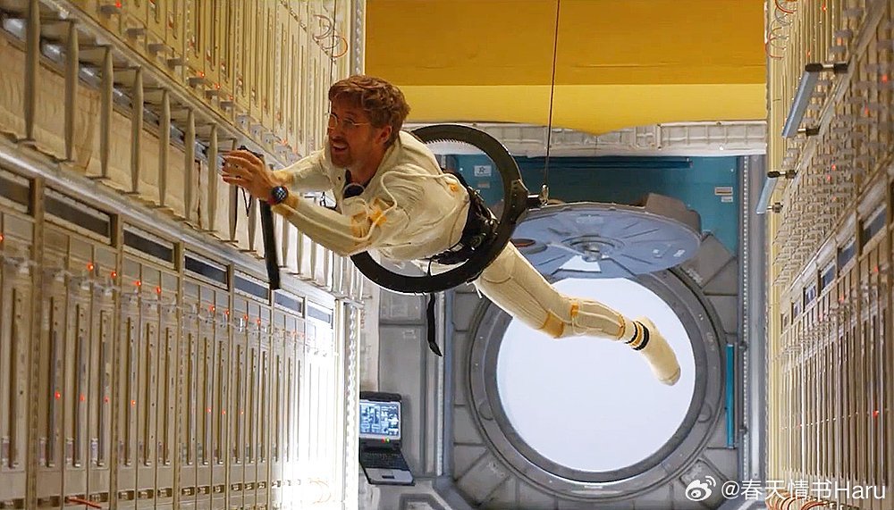 一组瑞恩·高斯林在《挽救计划》的片场照 