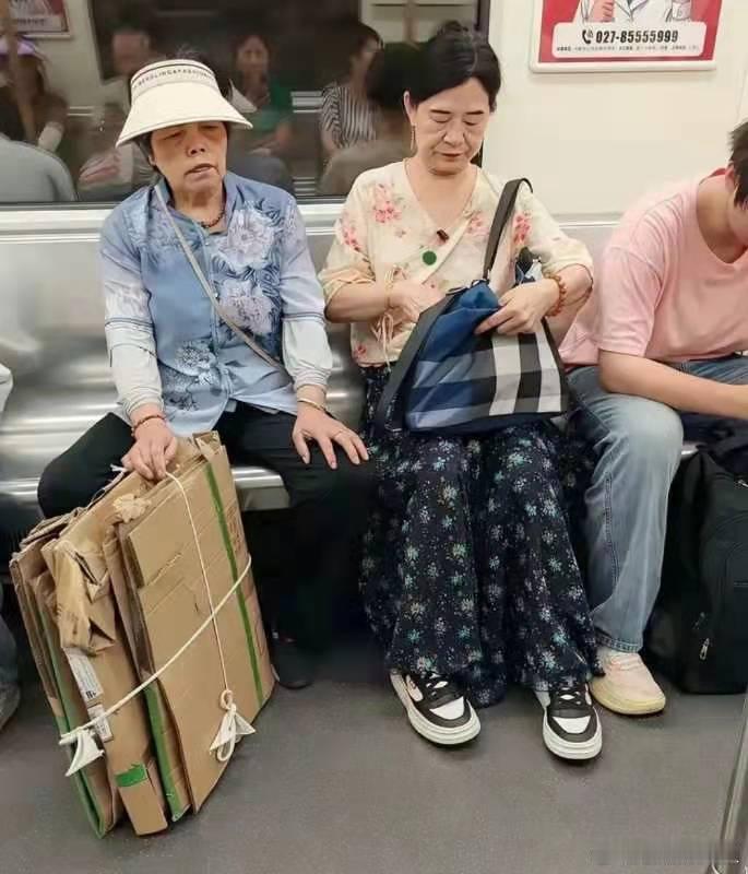 这就是有养老金和没养老金的区别吧！ ​​​