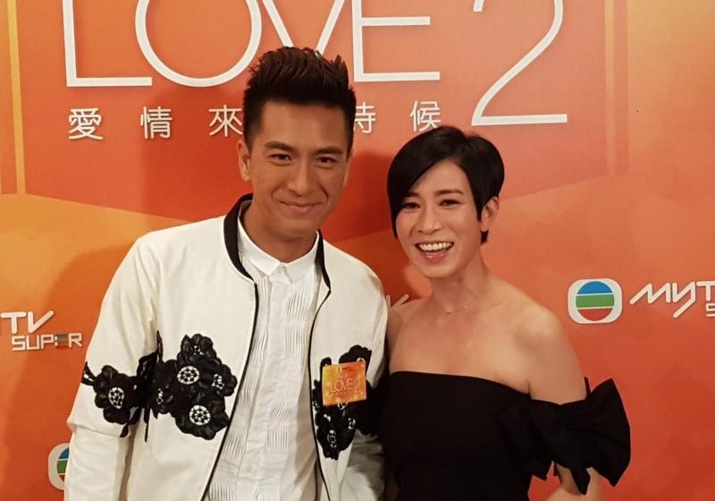 历史定格在这一秒。
佘诗曼第四次封后。
TVB的纪录碎了。
台下黄宗泽，眼眶红了