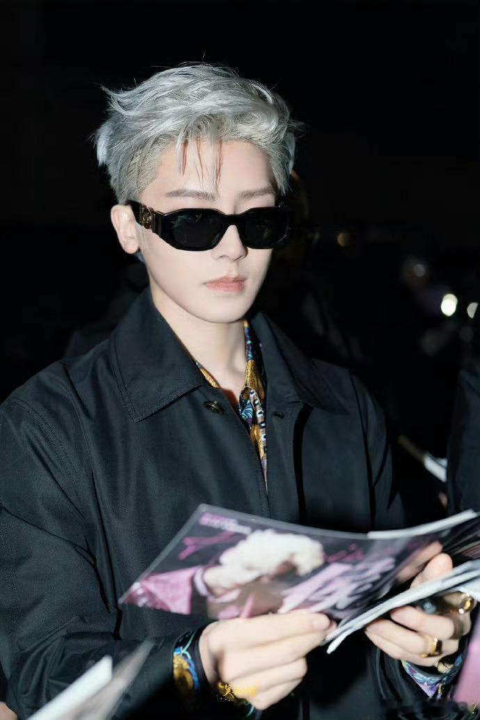 侯明昊米兰时装周Versace 新季成衣全球首穿+本季内地唯一受邀亮相大秀面孔[