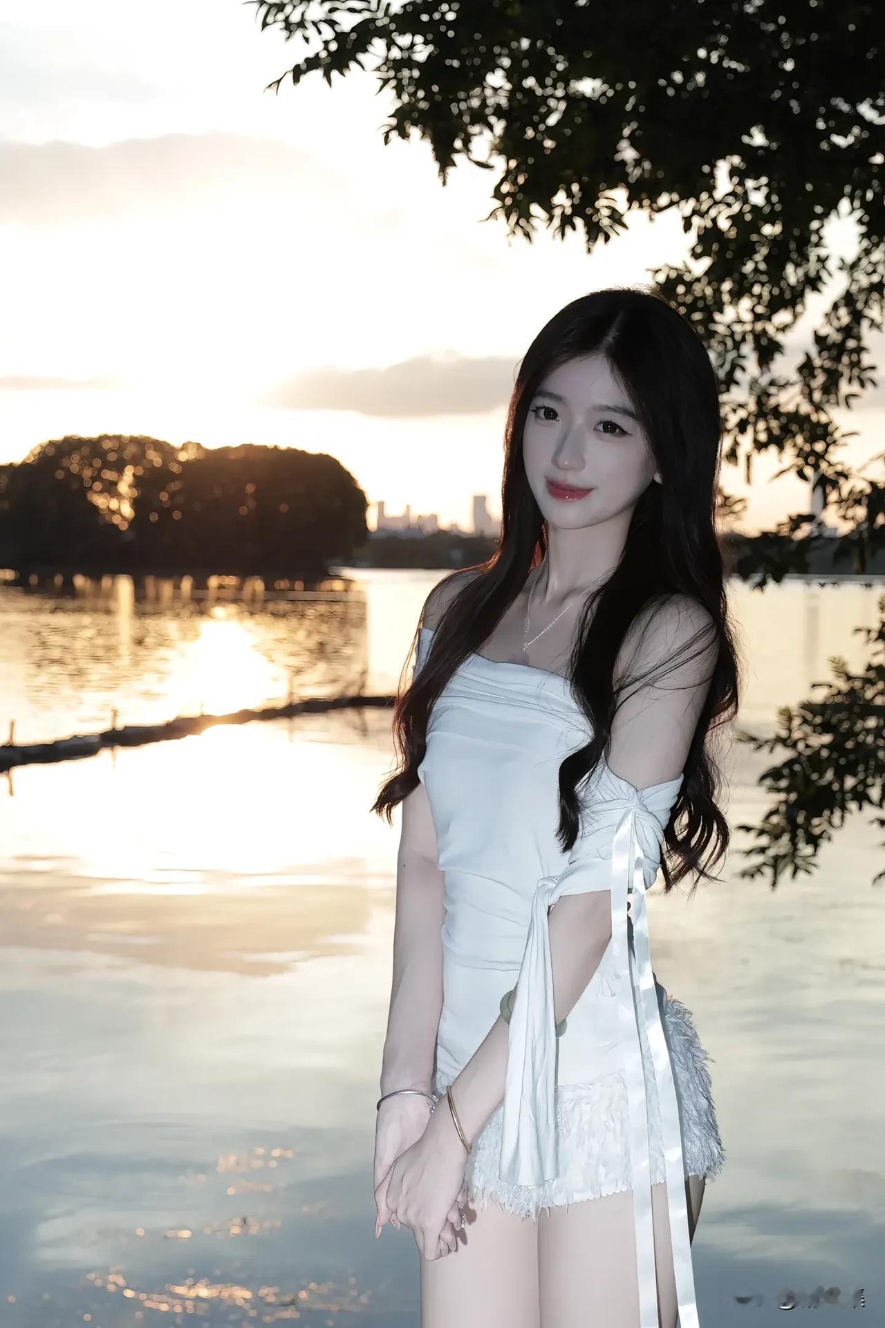 夕阳下的湖畔少女，温柔如水，美得令人窒息。
