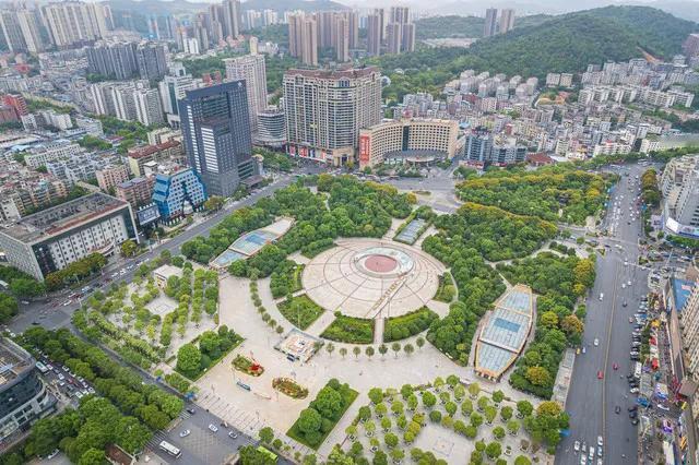 湘南这座古城的空气宛如灵动诗篇。抬眼，碧空如洗，云朵洁白似棉絮自在飘游。呼吸间，