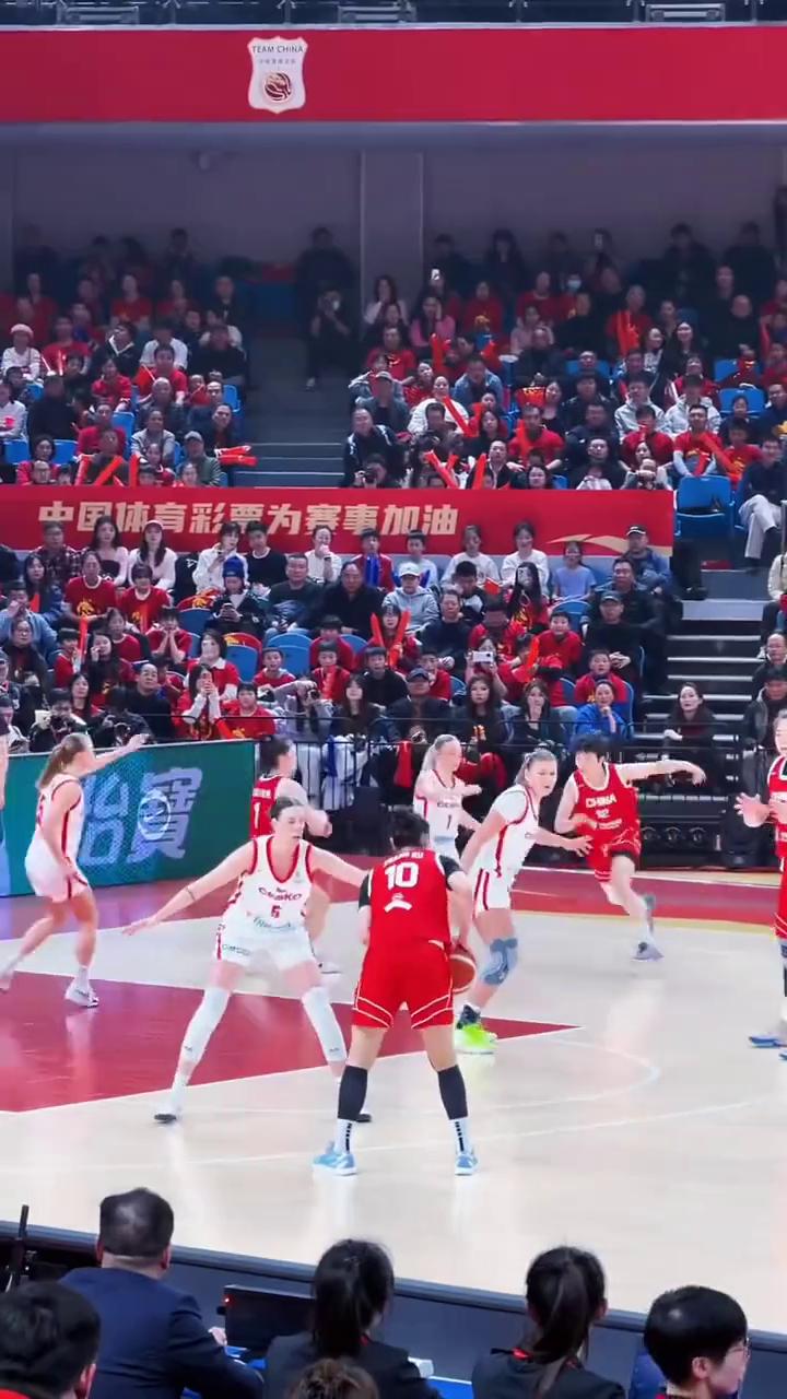 17岁刘禹彤U18亚青赛撞倒小日子打进对手真扛不住。
刘禹彤势不可挡。