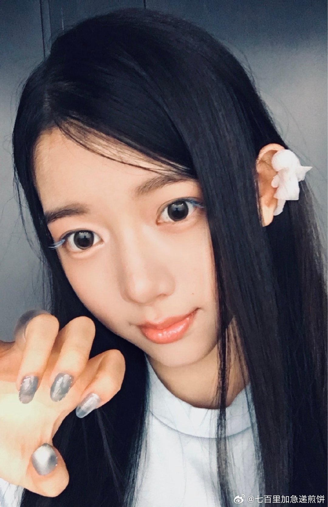 李秀满新女团a2olite出道后的第一张自拍，女生这边看起来还可以 