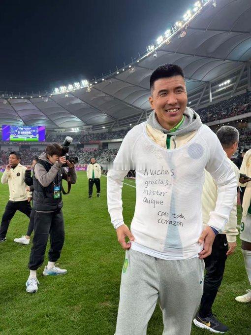 北京国安北京国安vs河南队 饮水思源 | 王刚、法比奥等球员致敬塞蒂恩